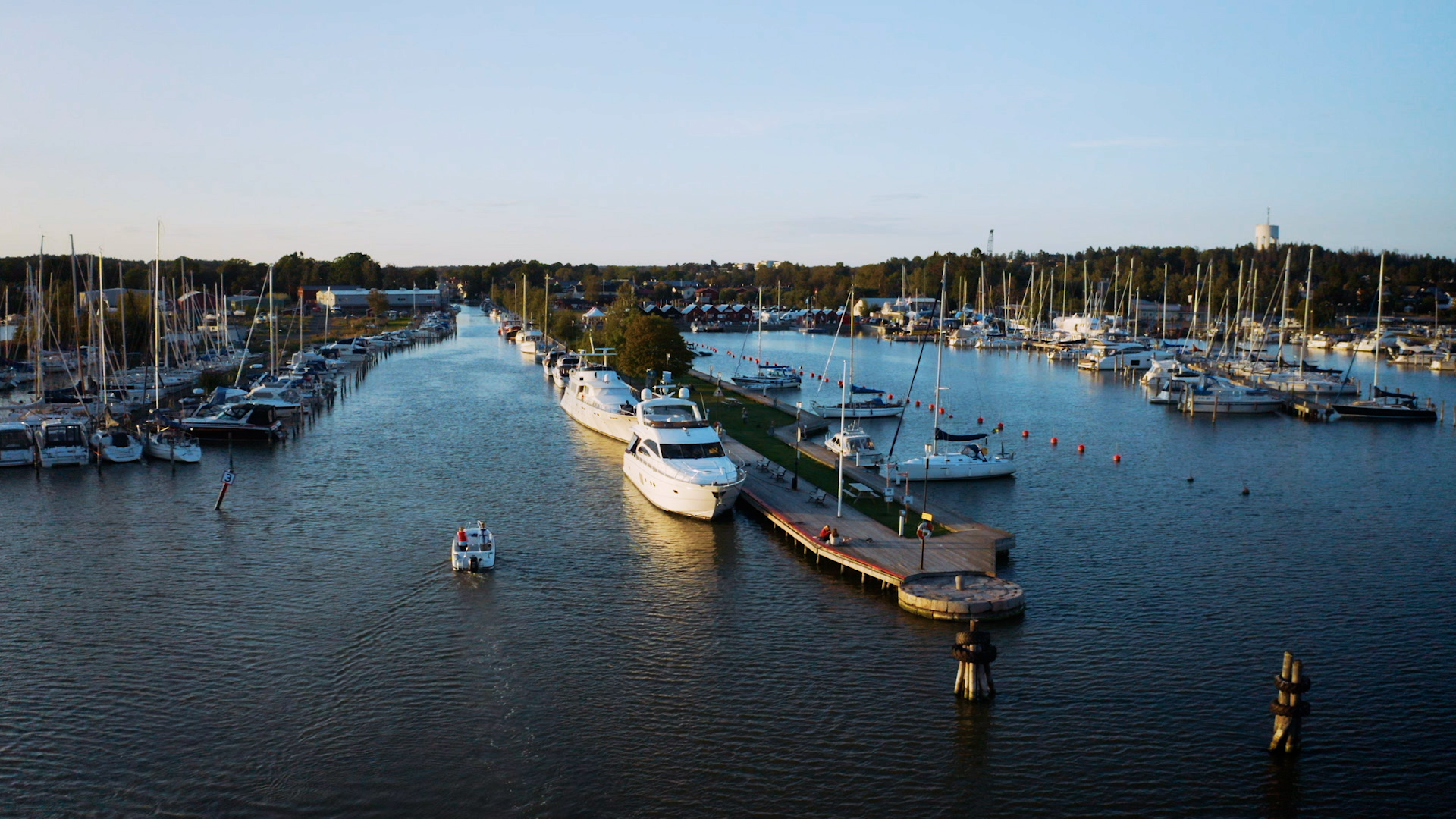 Bild tagen med drönare över hamn/Picture taken with a drone over the harbor.