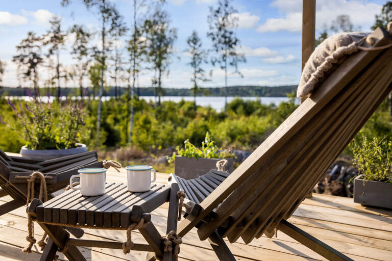 Bord och stol med utsikt över sjö/Chairs and a table with view over a lake