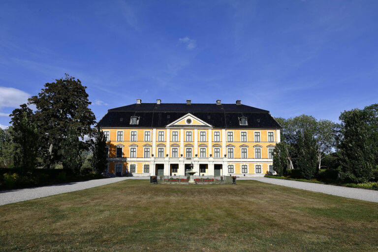 Gult slott med gräsmatta framför/Yellow castle with a lawn in front