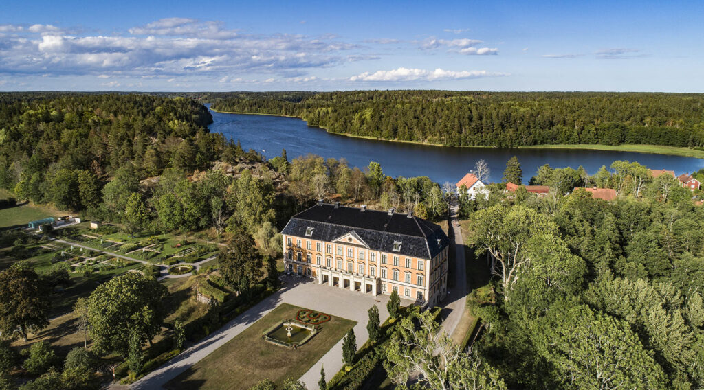 Nynäs slott fotograferad ovanfrån/A yellow castle pictured from above