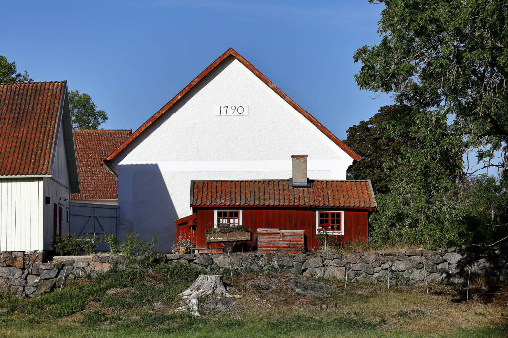 Stort vitt hus och mindre rött/Large white house and a smaller red