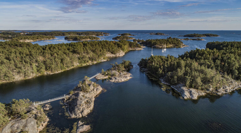 Drönarbild på öar med broar/ Drone image on islands with bridges