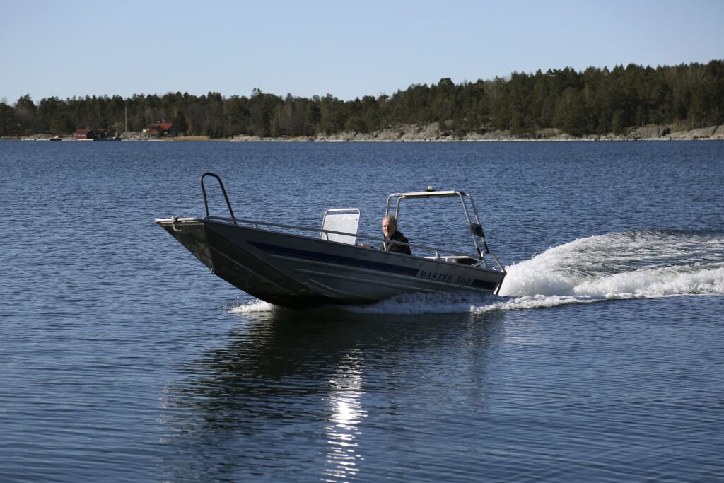 Motorbåt som åker på blått vatten/motorboat in the water