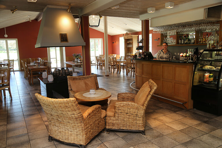 Rottingfåtöljer och en bar inne på Åda restaurang/ Rattan armchairs and a bar inside Åda restaurant