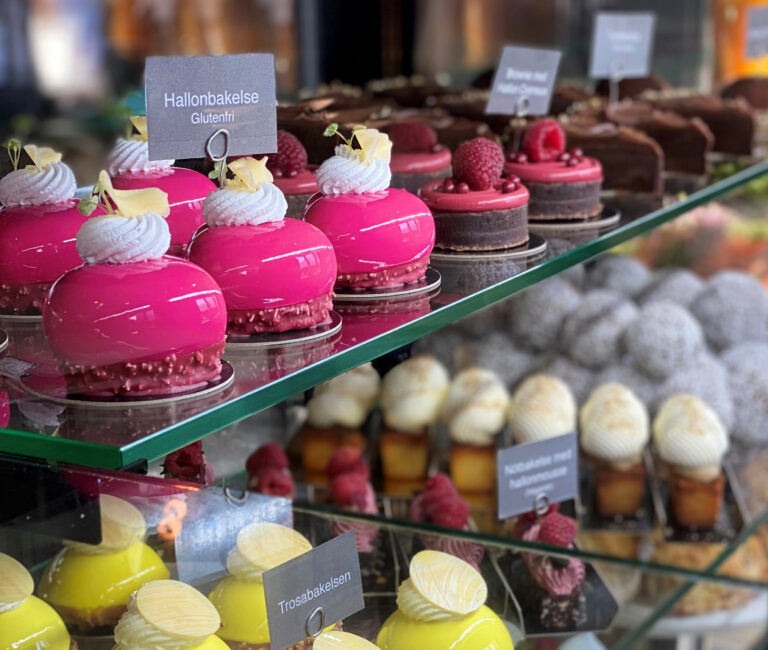 Färglada, vackra bakelser/Beautiful pastries on display