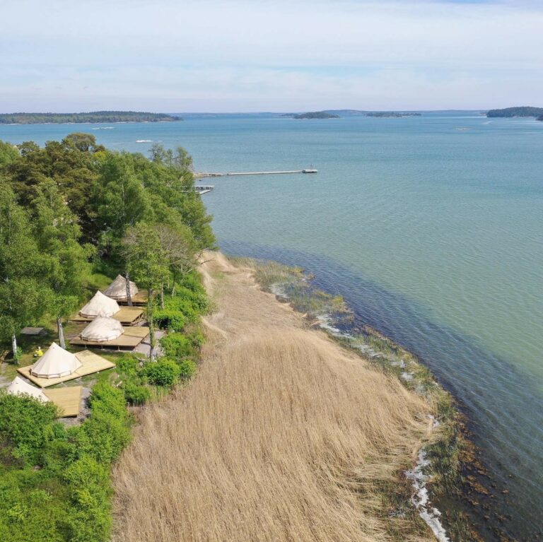 Vy från ovan över Trosa havsbads glamping