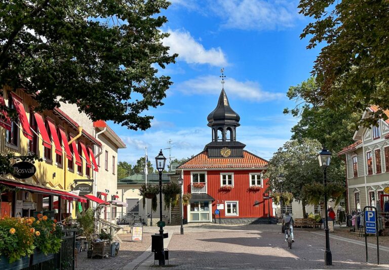Röd byggnad på torg