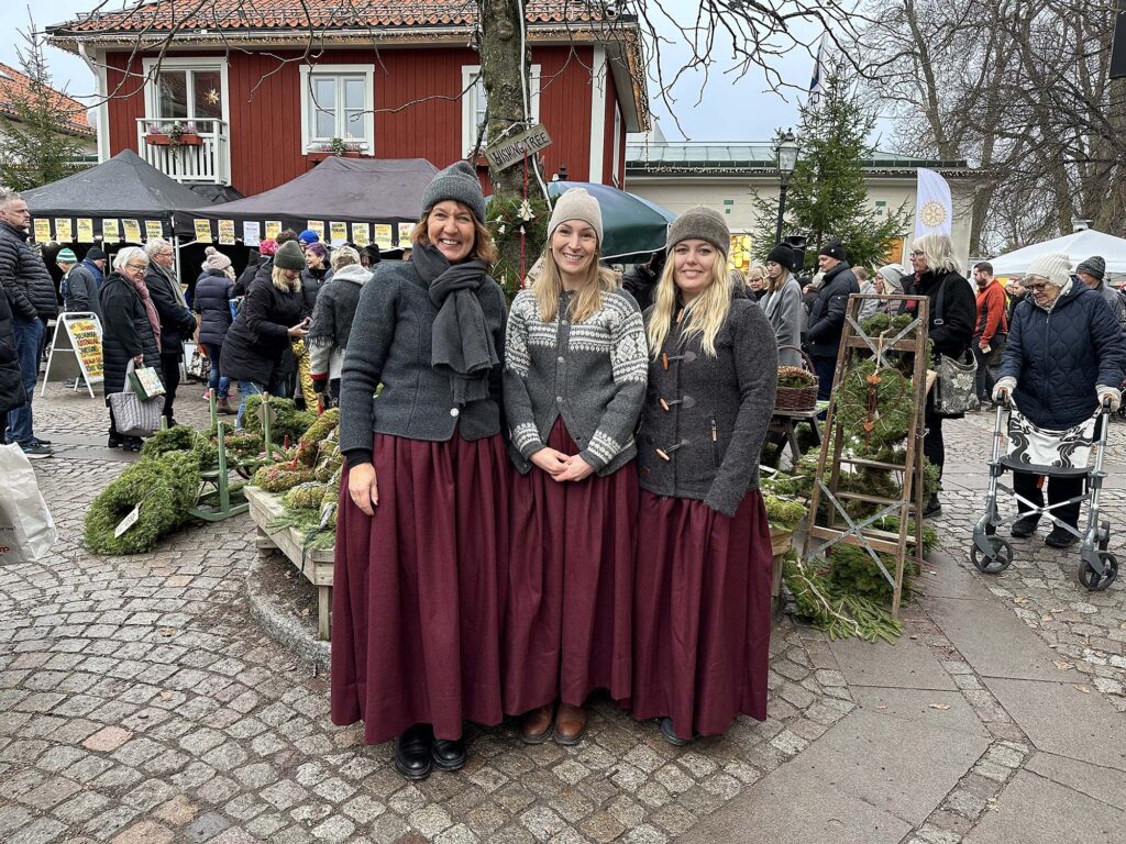 Tre kvinnor i kjolar
