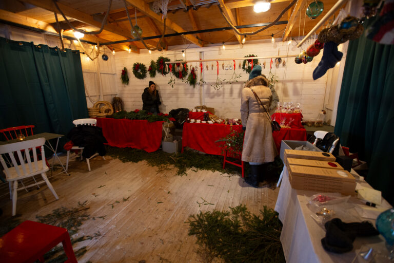 Julmarknad i en hamngårdsbod / Christmas market