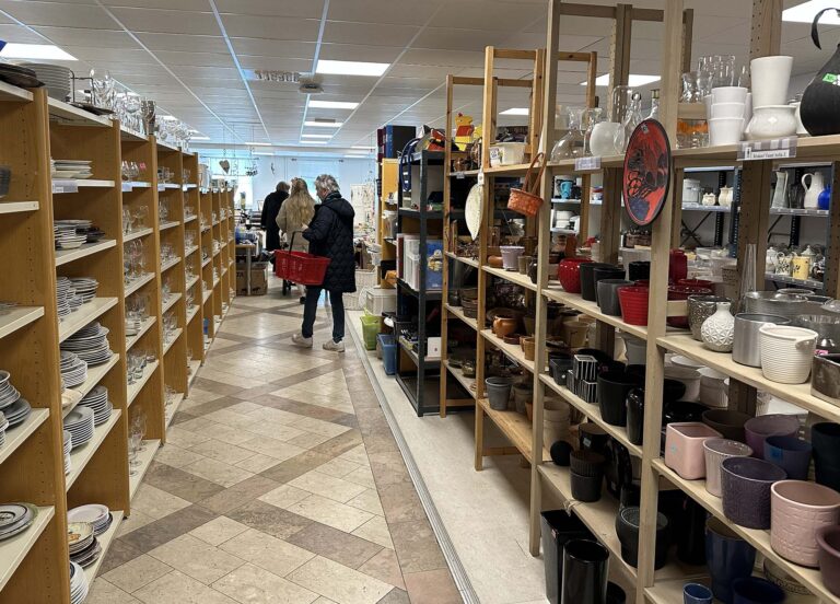 Trähyllor fyllda med glasföremål