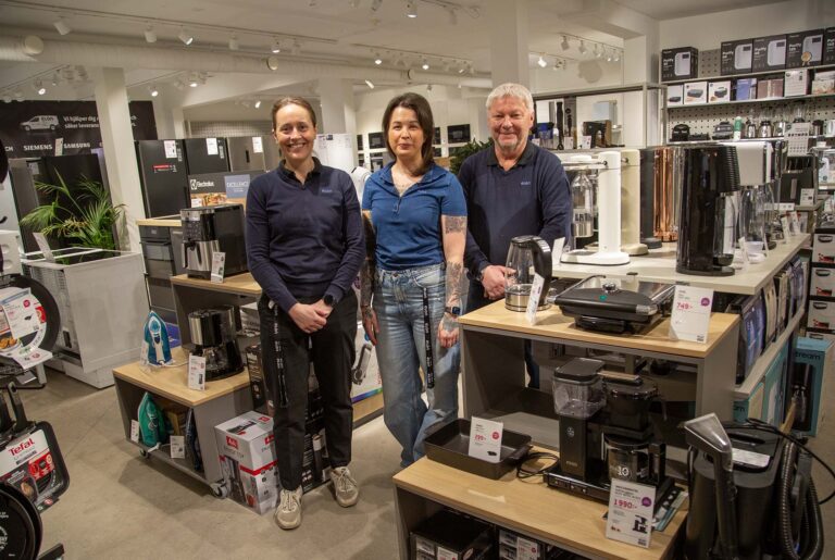 Tre personer i butik