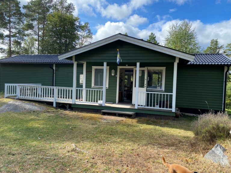 Grönt hus med vita knutar / Green coloured house