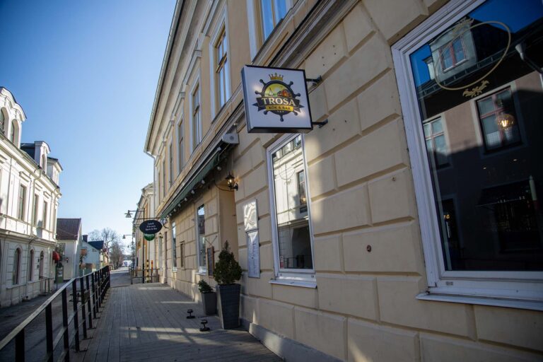 Gul byggnad med restaurangverksamhet.