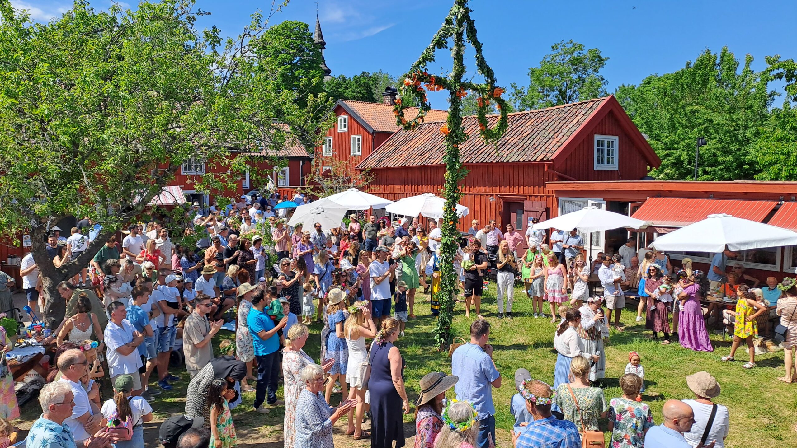 Personer som dansar kring stång