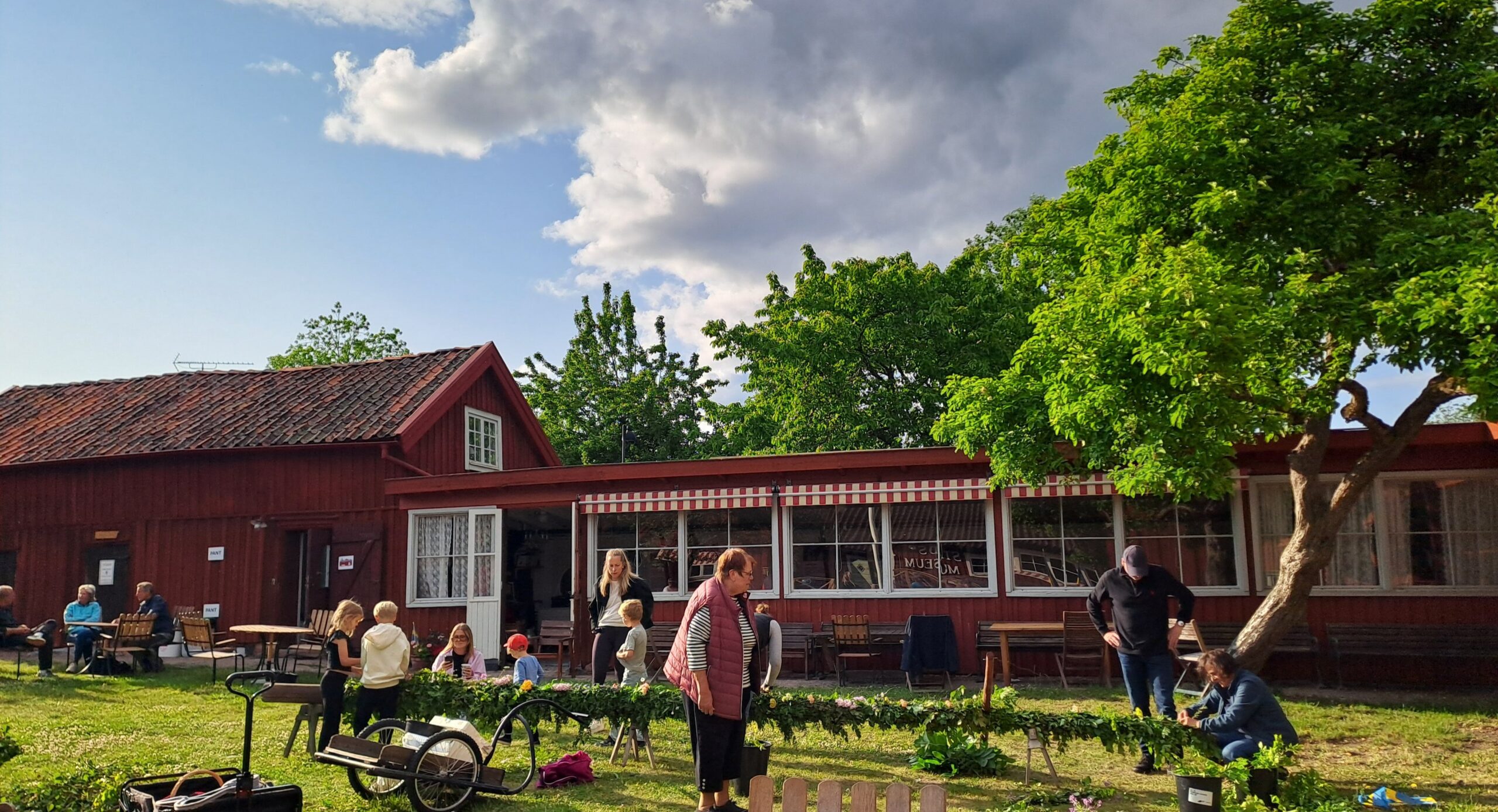 Personer som klär en stång med blommor