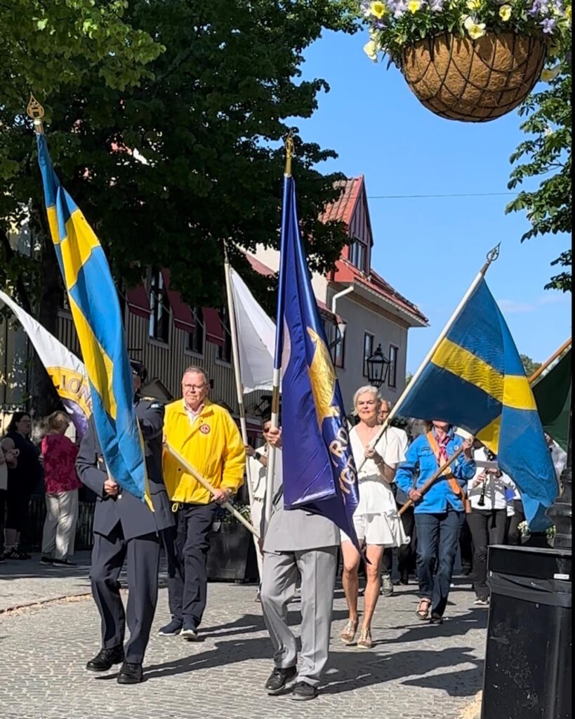 Personer som bär flaggor