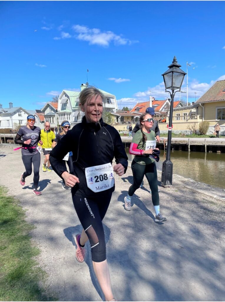 Personer som springer vid å