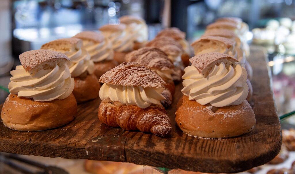 Bakverk på träbräda