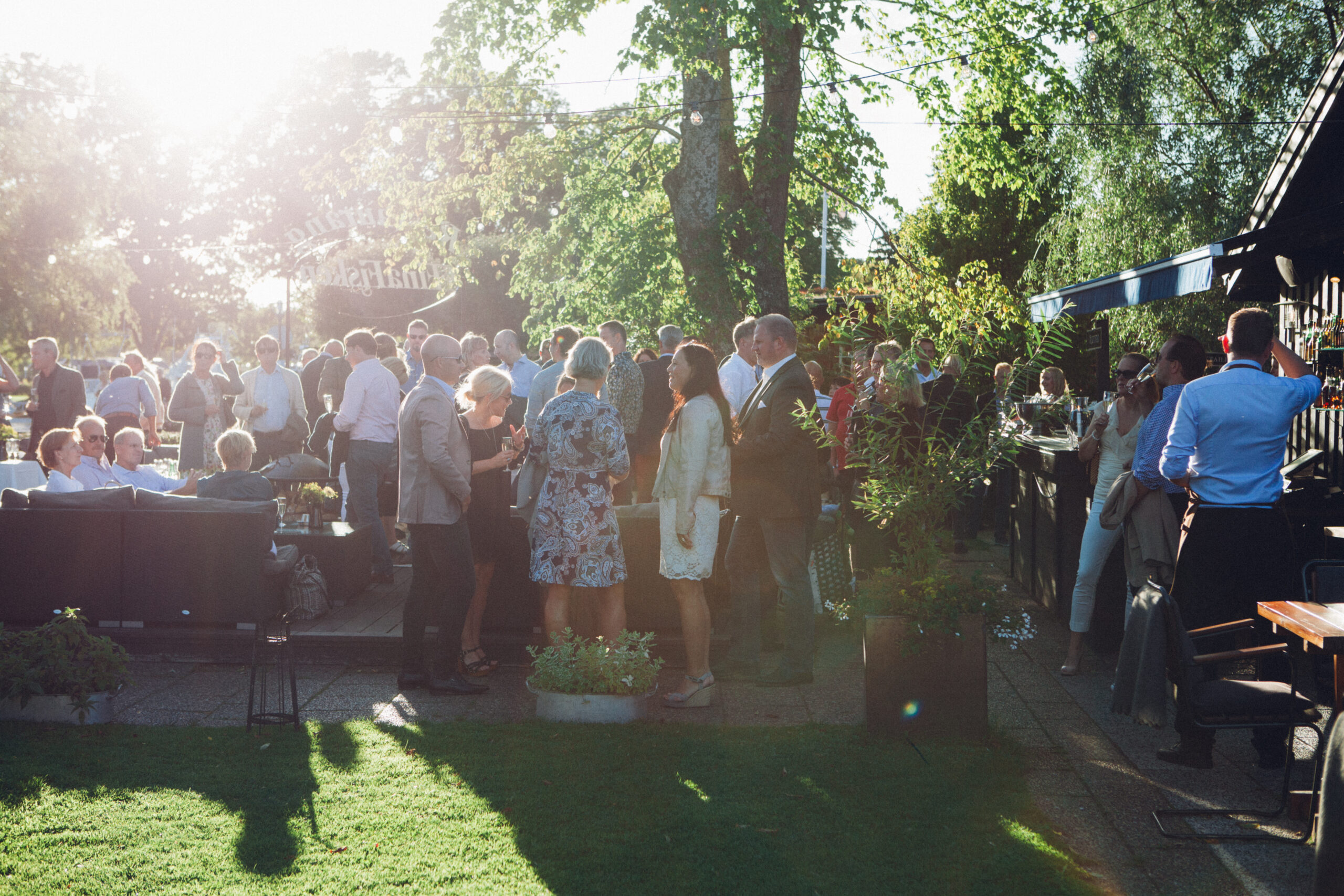 Massor av människor på restaurang