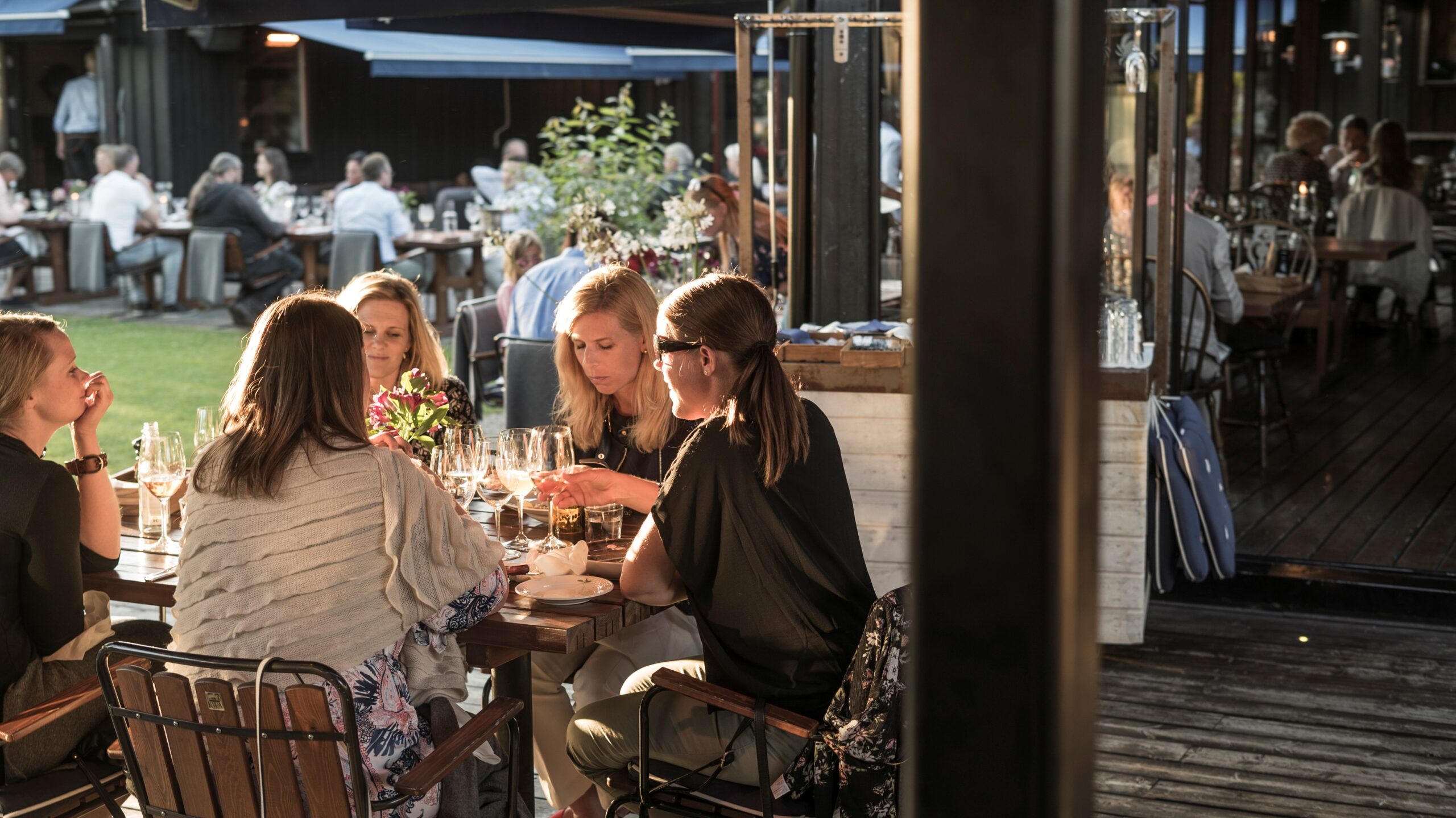 Personer sitter vid bord och äter