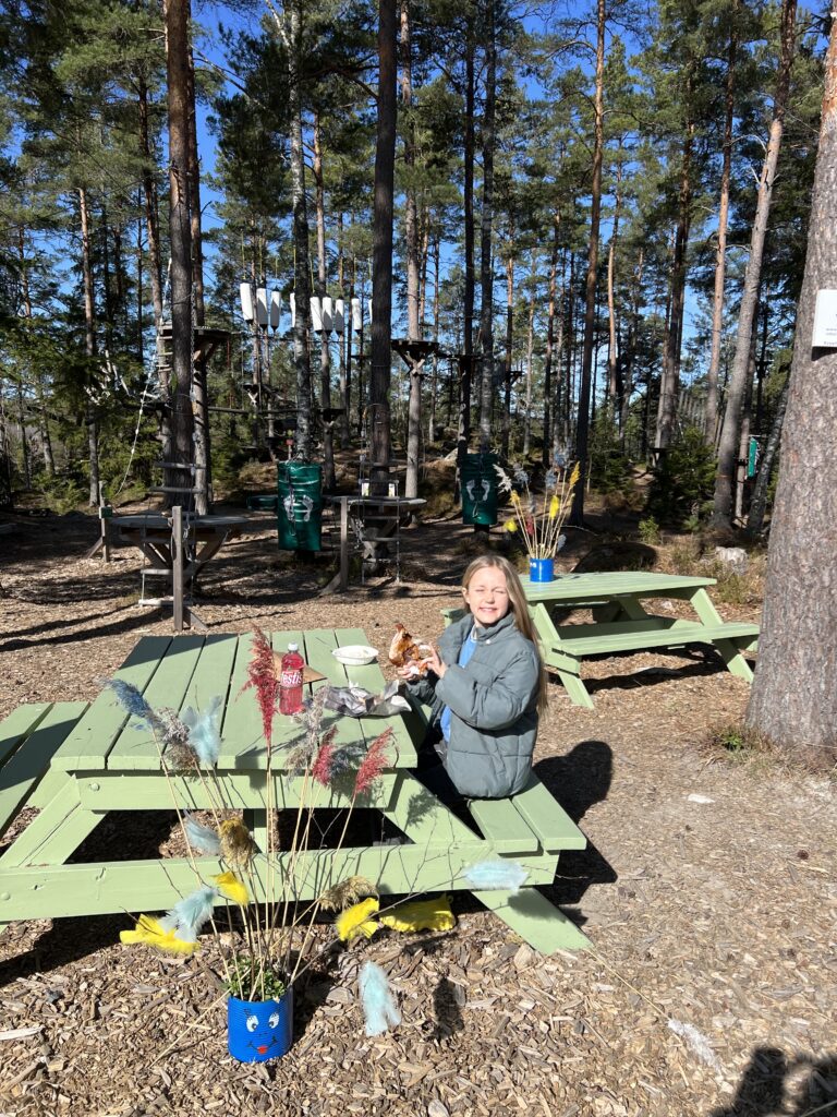 Person sitter på bänk utomhus