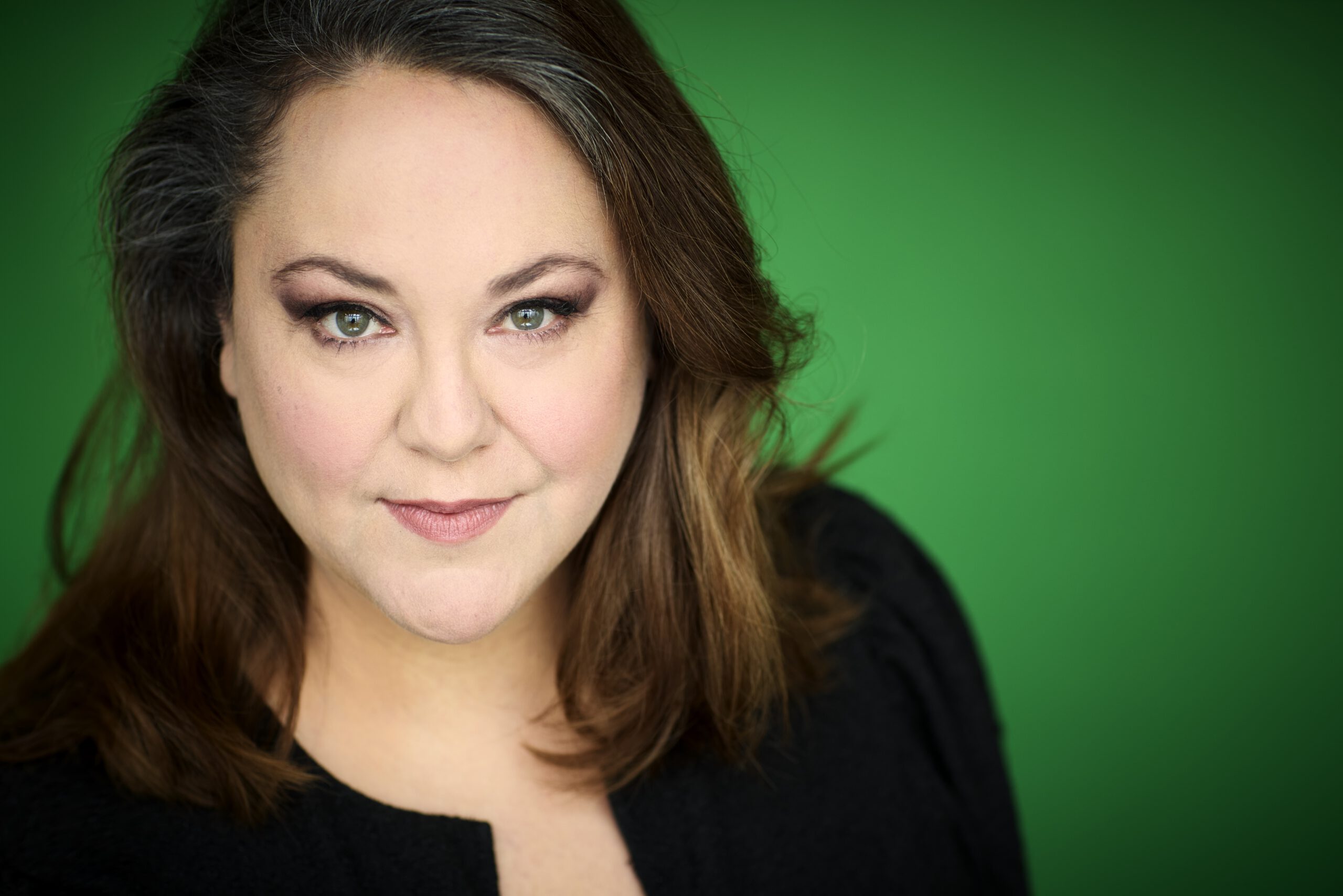 Porträtt på kvinna, grön bakgrund.