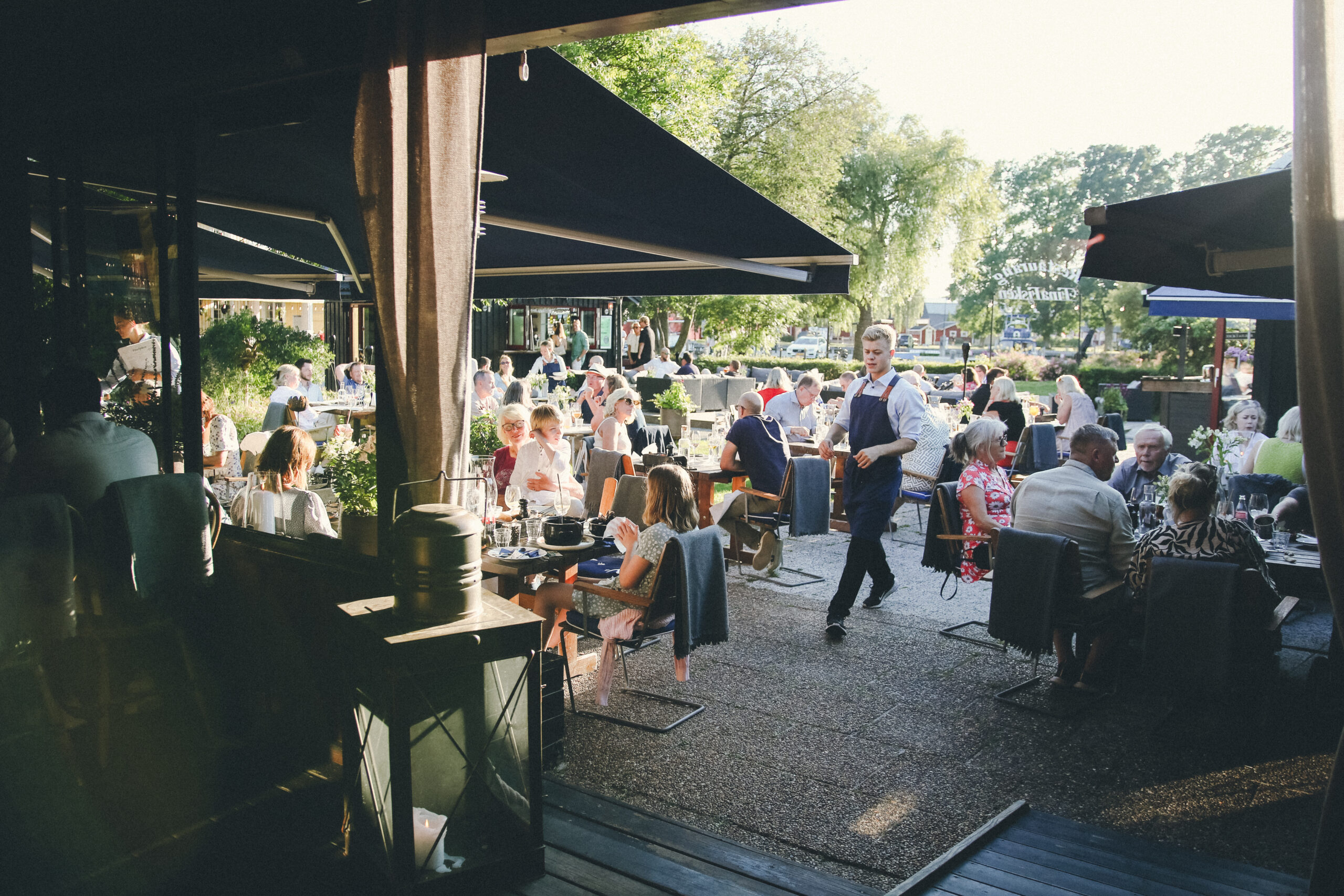 Människor sitter vid bord