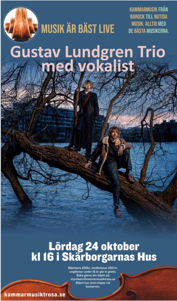 Två personer på nedfallet träd