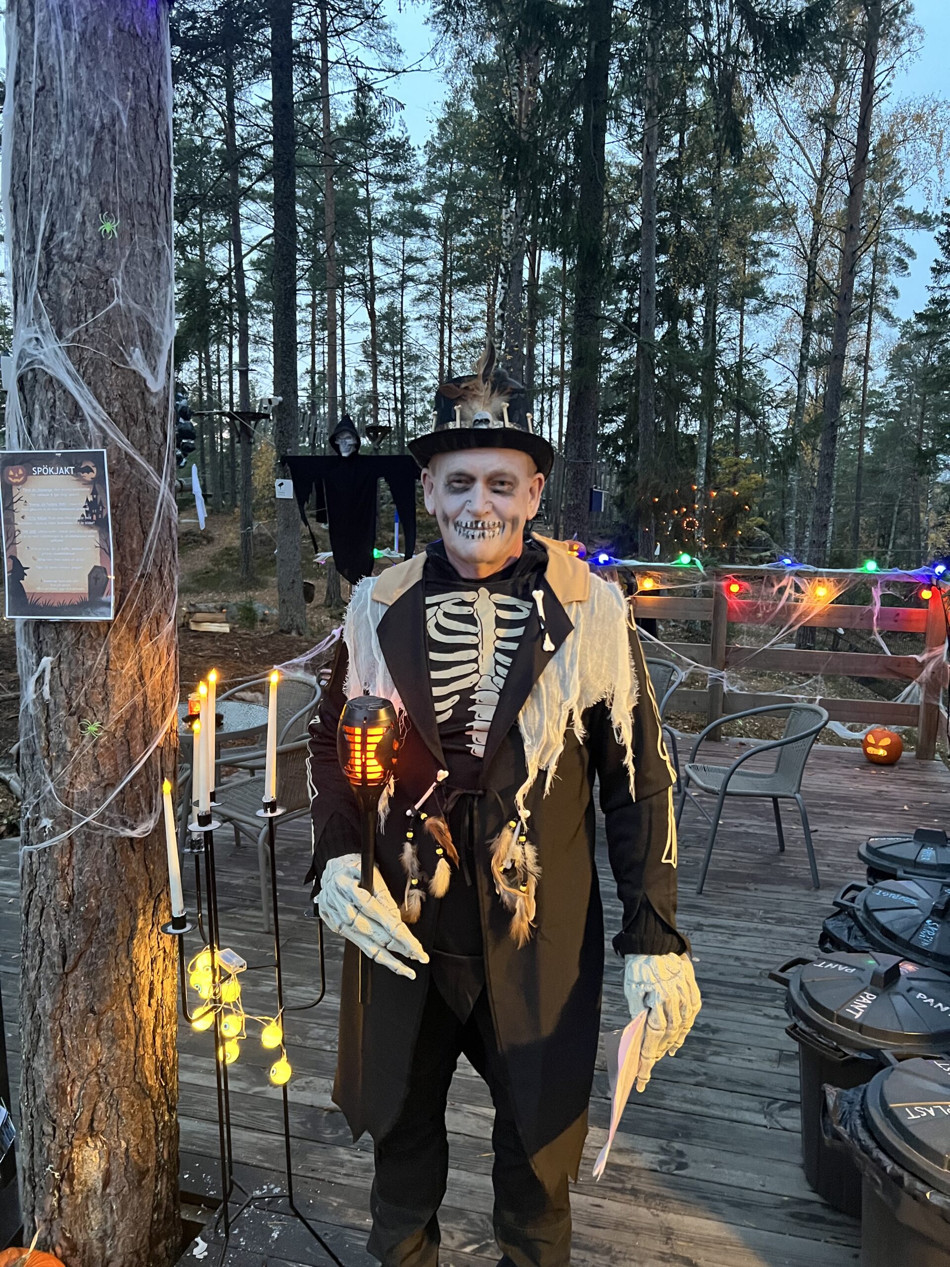 Man utklädd till skelett